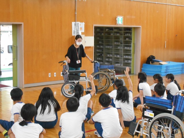 ２年町探検、４年福祉体験