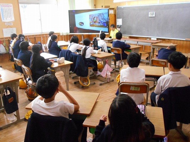 朝の読み聞かせ（１～３年）