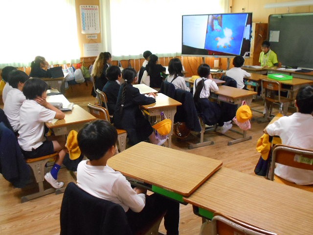 朝の読み聞かせ（低学年）