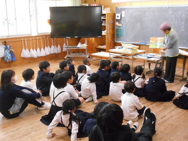 朝の読み聞かせ（低学年）