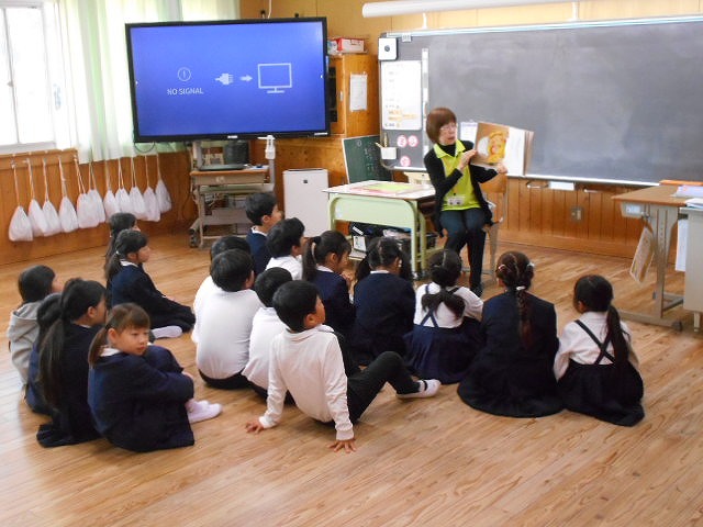 朝の読み聞かせ（低学年）