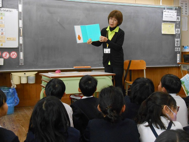 朝の読み聞かせ（１～３年）