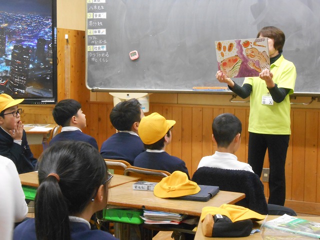 朝の読み聞かせ（１～３年）