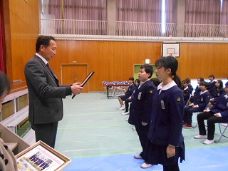 卒業式練習の後、表彰をしました