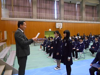 卒業式練習の後、表彰をしました