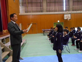 卒業式練習の後、表彰をしました