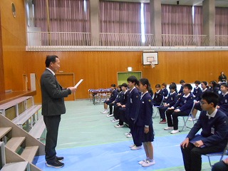 卒業式練習の後、表彰をしました