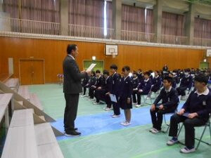 卒業式練習の後、表彰をしました