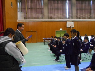 卒業式練習の後、表彰をしました