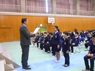 卒業式練習の後、表彰をしました