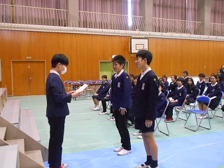 卒業式練習の後、表彰をしました