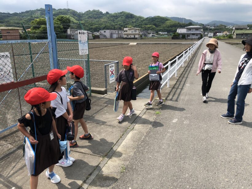 2年生が町探検に行ってきました。