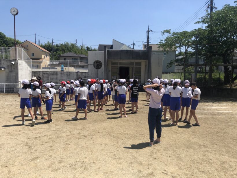 プールそうじをしました。