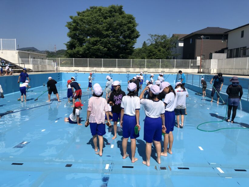 プールそうじをしました。
