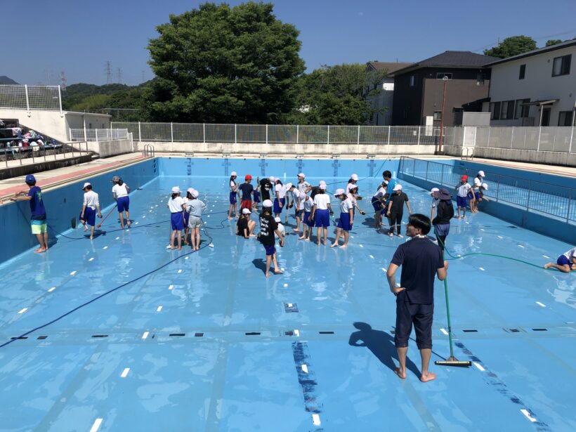 プールそうじをしました。
