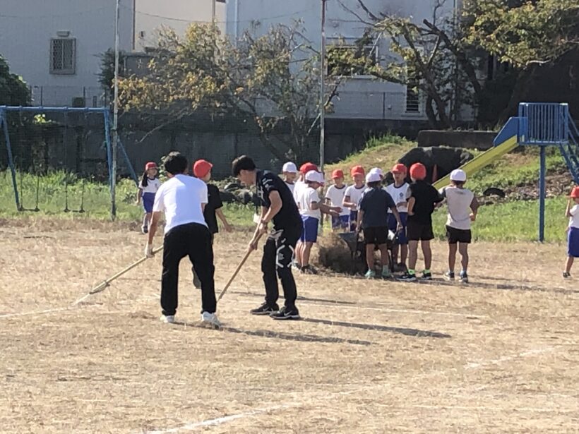 運動場の草ぬき