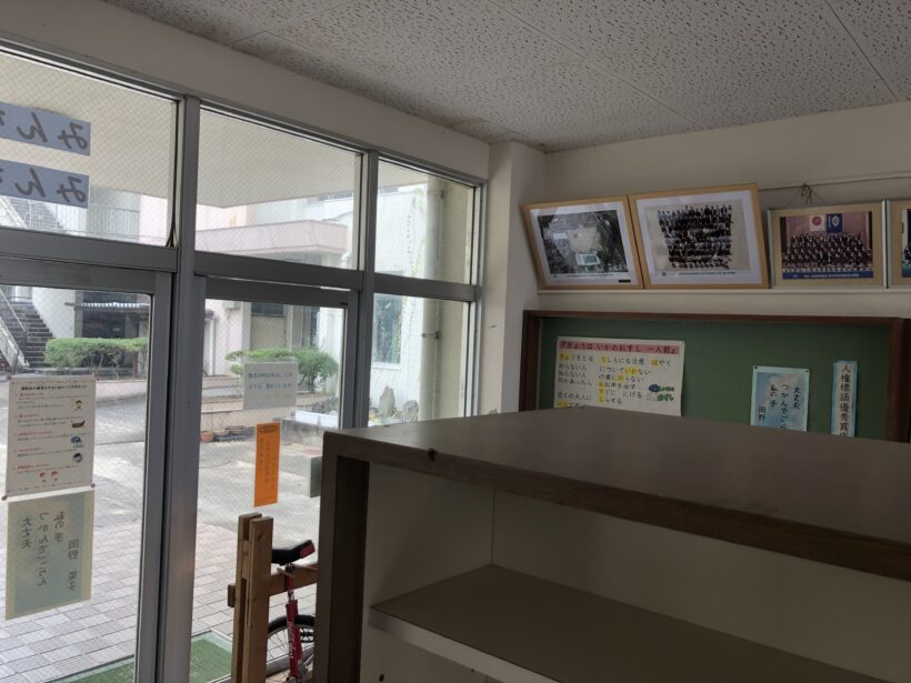 航空写真を児童玄関に飾りました