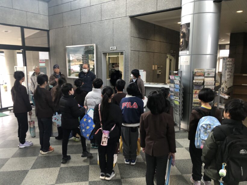 ３年生が校外学習に行ってきました。