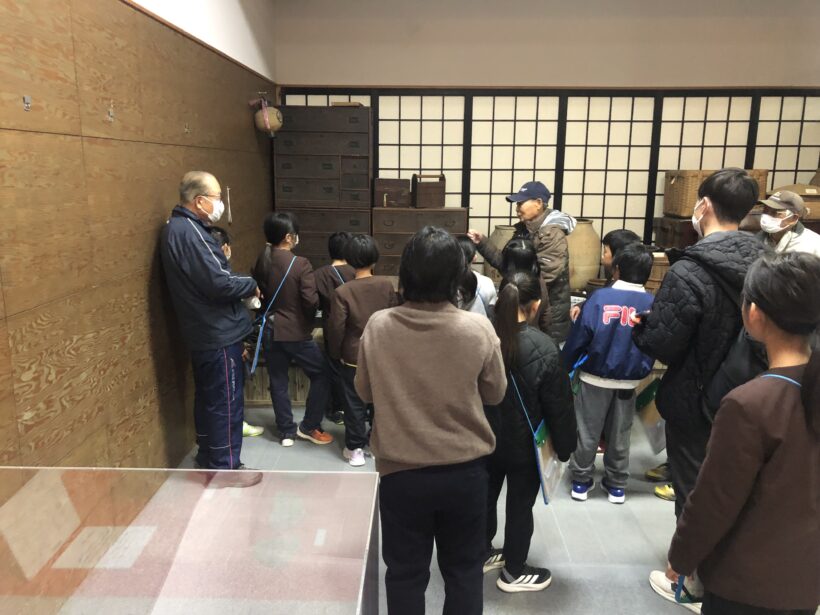 ３年生が校外学習に行ってきました。