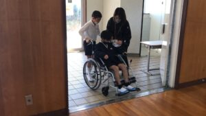 車椅子・アイマスク体験（４年生）