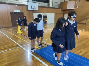 車いす・アイマスク体験（4年）