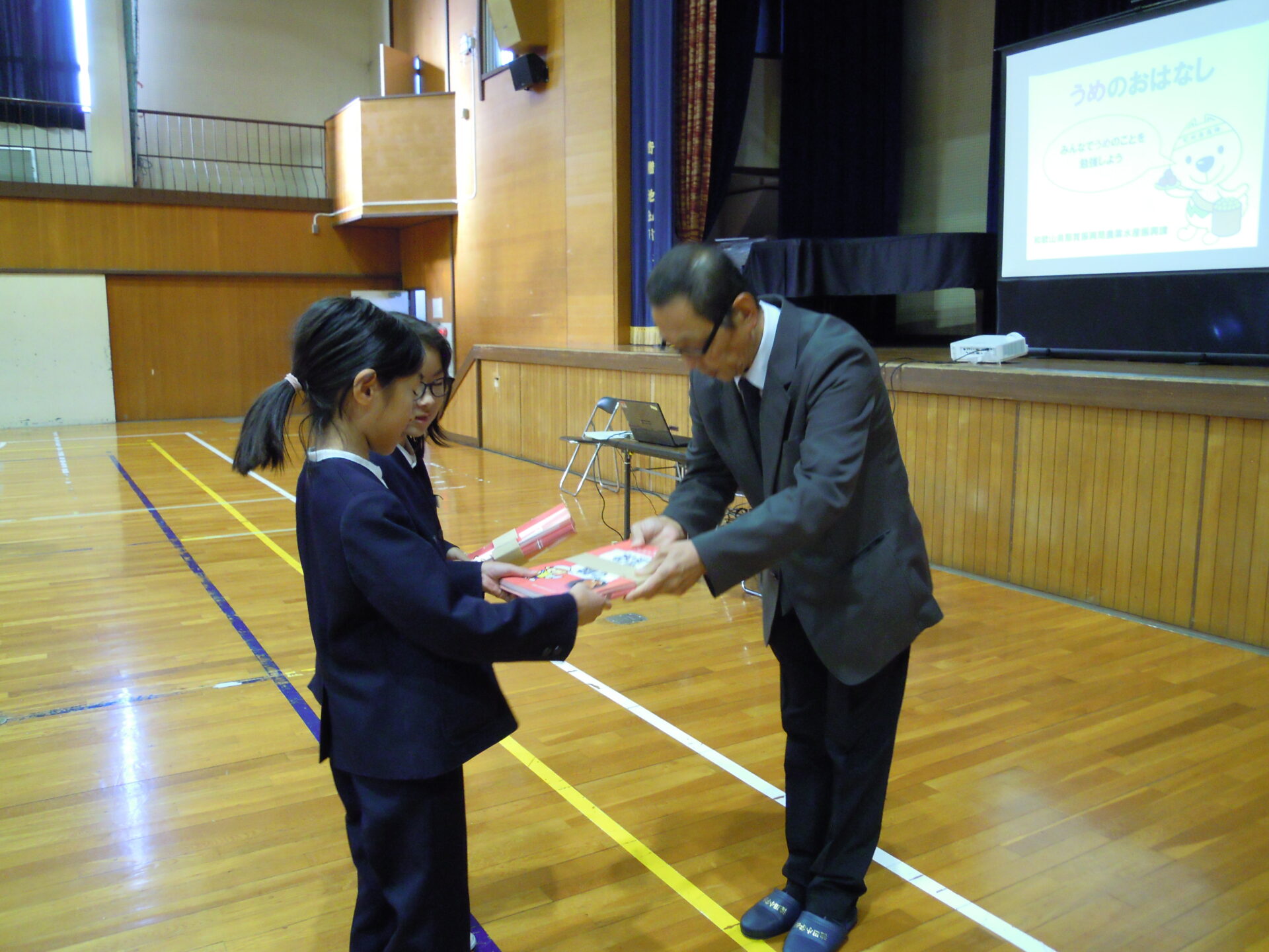 4年　梅干し贈呈式