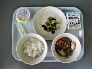 給食に「熊野牛ですき焼き煮」が登場！