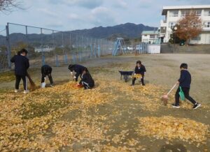 2024年12月18日　落ち葉掃除（3･4年生）