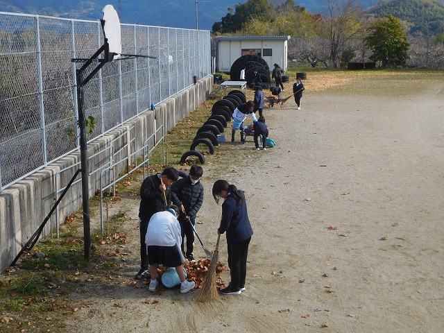 2024年12月18日　代表委員会・落ち葉掃除（3～6年生）