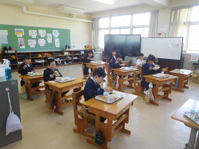 2025年4月30日　久しぶりのパン給食