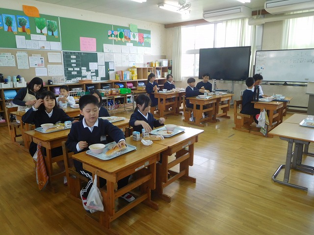 2025年4月30日　久しぶりのパン給食