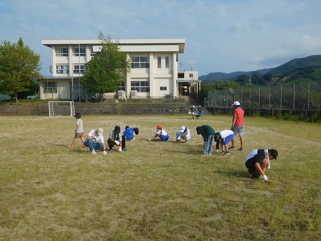 2025年8月17日　育童会校庭整備作業　