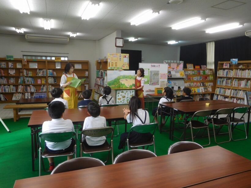 2025年10月15日　ひばりさんの読み聞かせ（2･3年生）