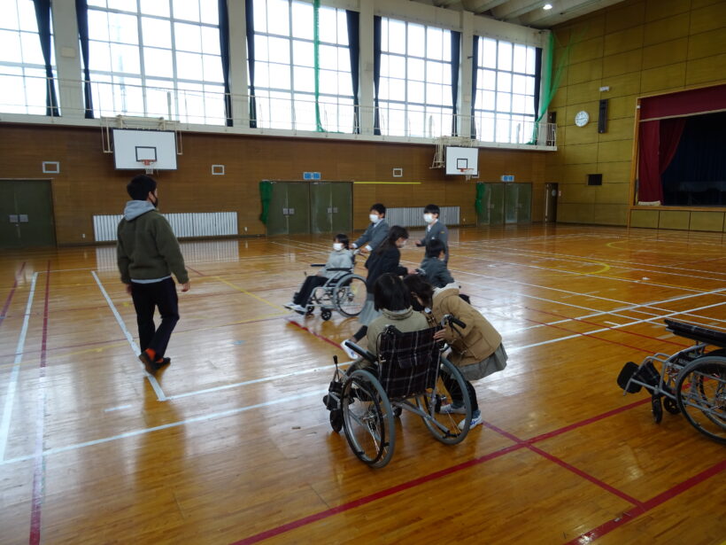 ４年生が福祉体験をしました。