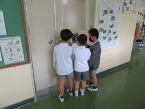 2年生が１年生を学校案内しました。