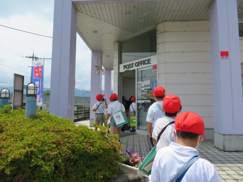 2年生が川原郵便局を見学しました。