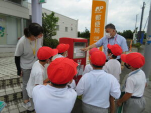 2年生が川原郵便局を見学しました。