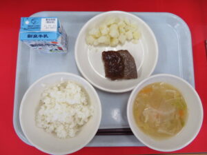 給食で熊野牛のステーキを食べました。