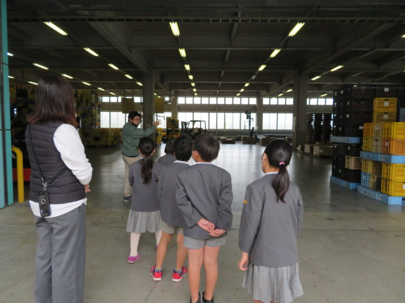 ３年生が川原選果場を見学しました。