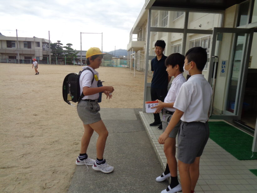 赤い羽根共同募金行ってます。
