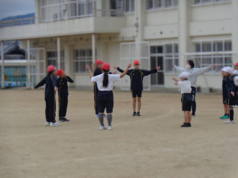 朝の運動～野菜の植えつけ