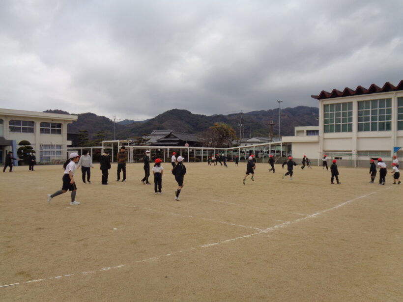 朝の運動～野菜の植えつけ