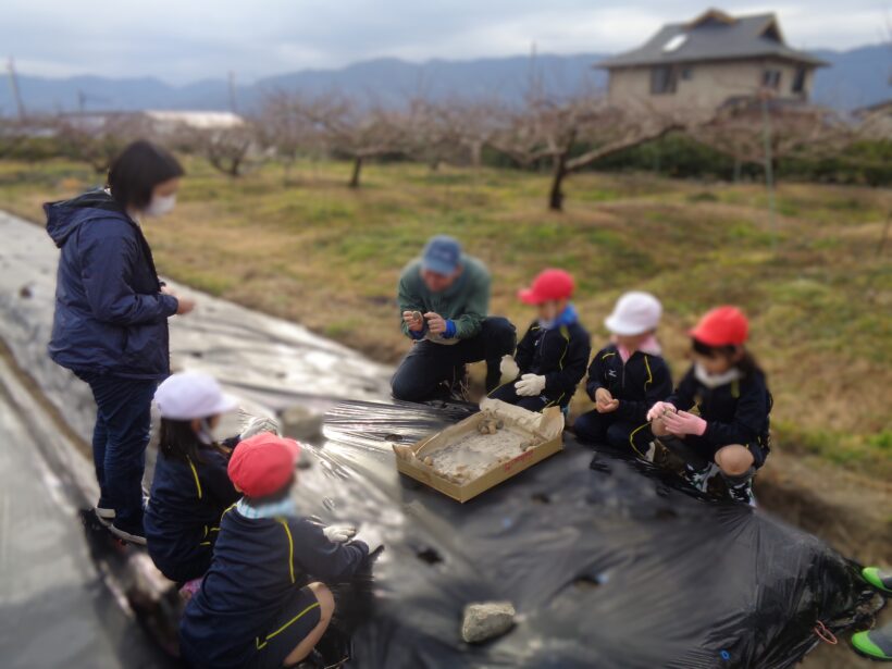 朝の運動～野菜の植えつけ