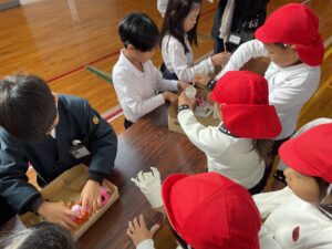 幼稚園の子供達と交流（２年）