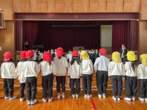 幼稚園の子供達と交流（２年）