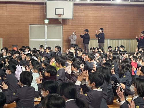 観劇～川原小学校の子供達と～（全校）