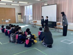 一年生と年長さんの交流会(１年生）