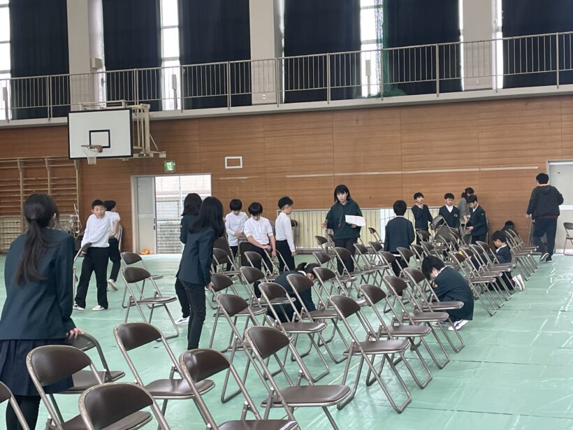 卒業式イス並べ（５年）