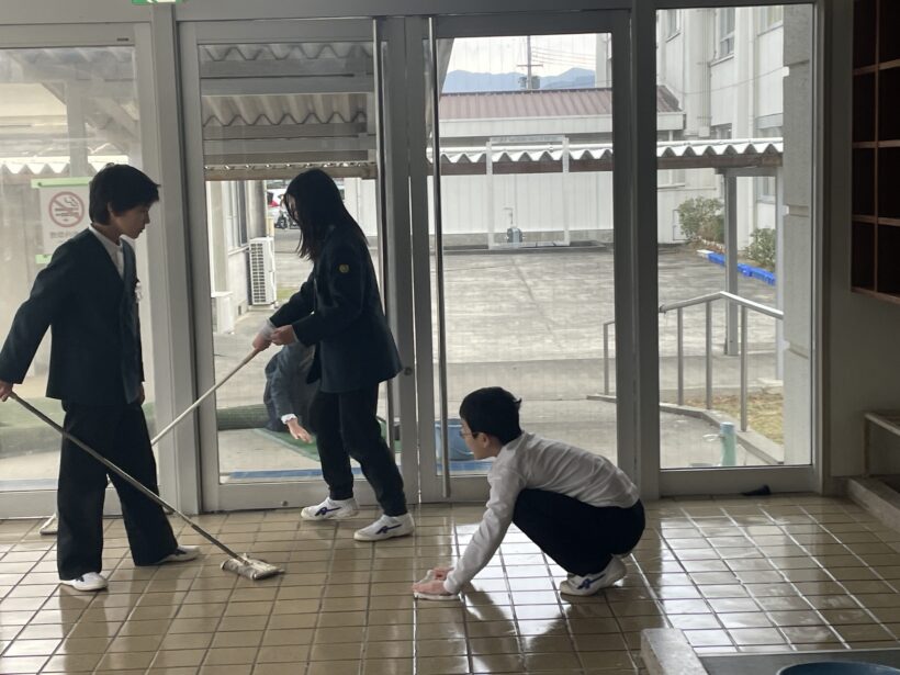 卒業式イス並べ（５年）