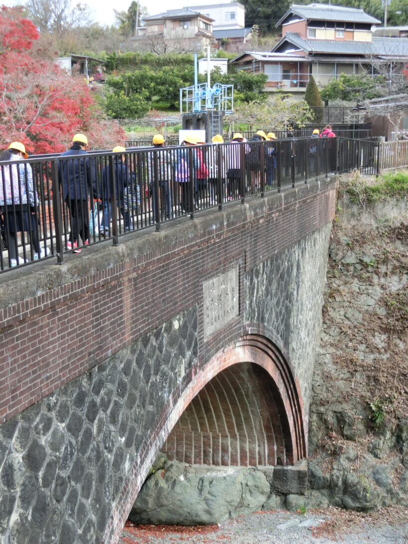 ４年生が、龍之渡井・青洲の里を見学